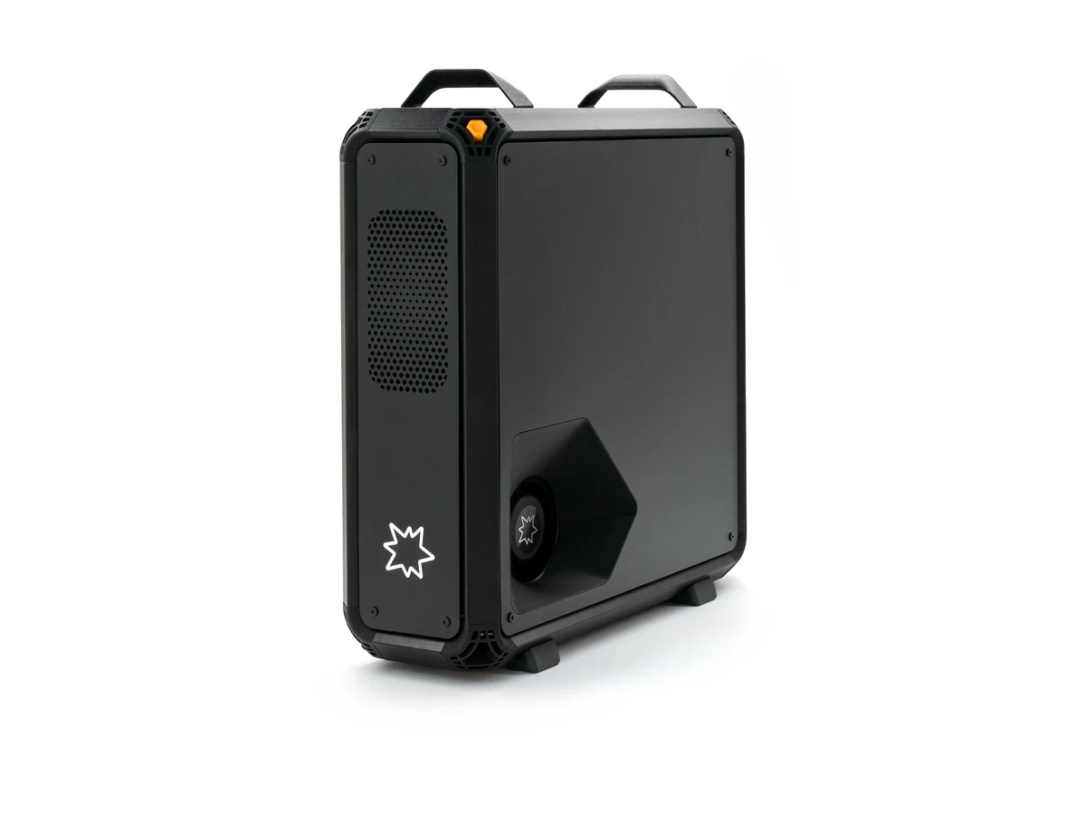 Lucebox Zero 495, three-quarter view, studio photo